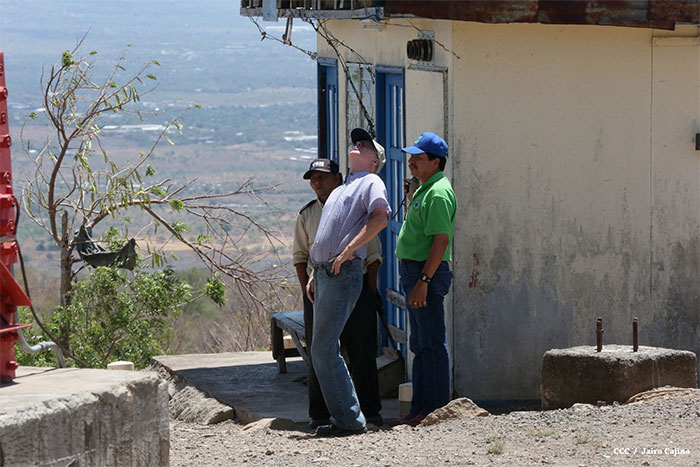 Especialista de Ineter realiza inspección en volcán Apoyeque