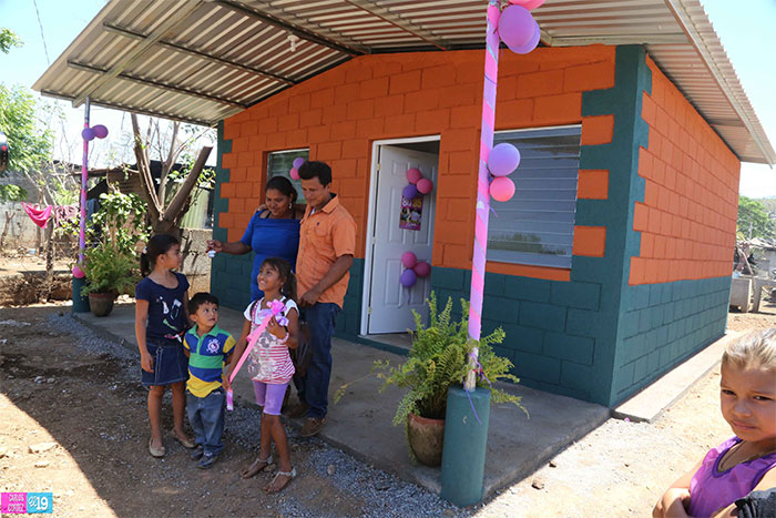 Entregan las llaves de su nueva vivienda a mujeres de Masachapa