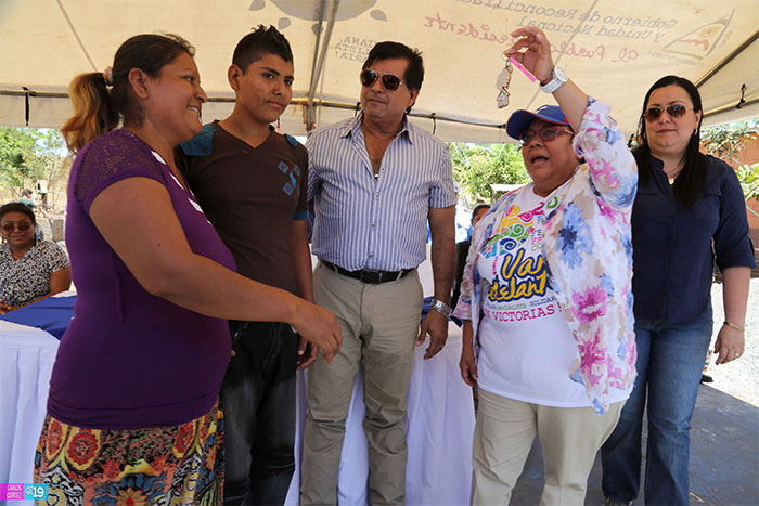 Entregan las llaves de su nueva vivienda a mujeres de Masachapa