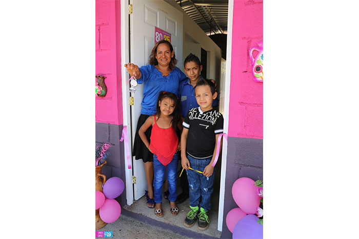 Entregan las llaves de su nueva vivienda a mujeres de Masachapa
