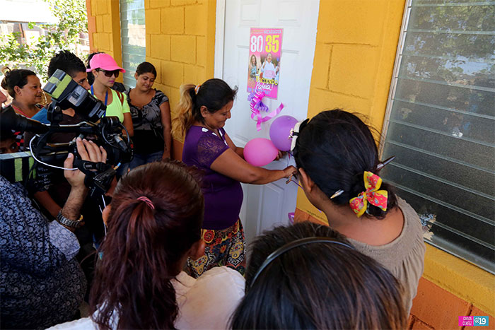 Entregan las llaves de su nueva vivienda a mujeres de Masachapa