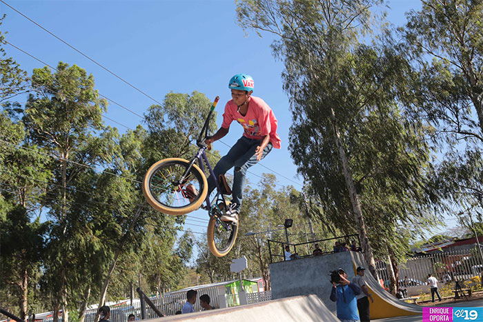 Jóvenes realizan competencia de deportes extremos