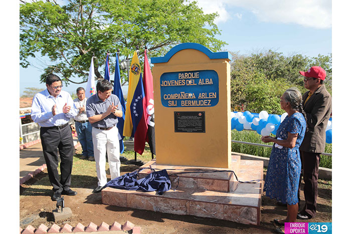 Inauguran parque infantil en honor a Arlen Siu