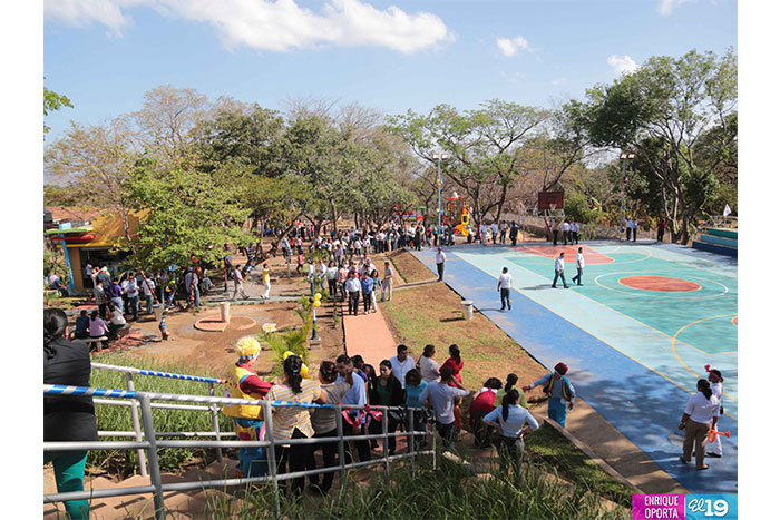 Inauguran parque infantil en honor a Arlen Siu