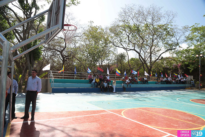 Inauguran parque infantil en honor a Arlen Siu