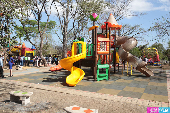 Inauguran parque infantil en honor a Arlen Siu