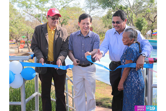 Inauguran parque infantil en honor a Arlen Siu