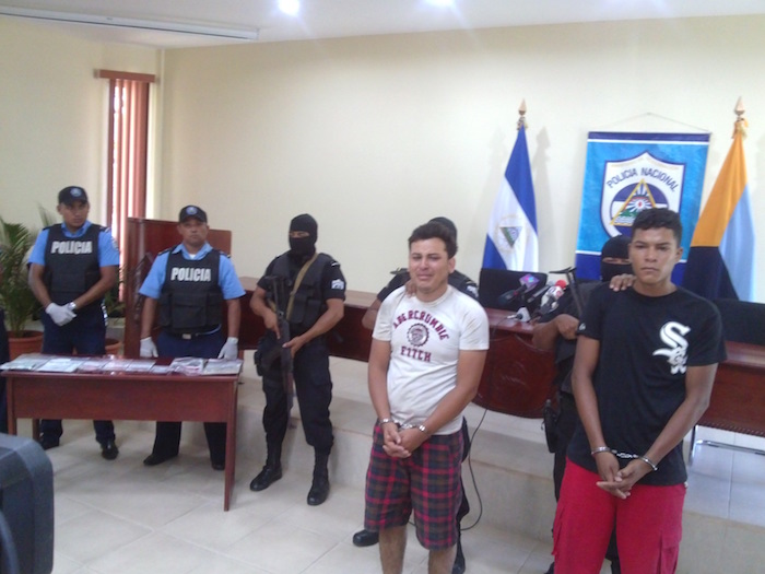 Policía presenta a autores de asalto a comerciantes