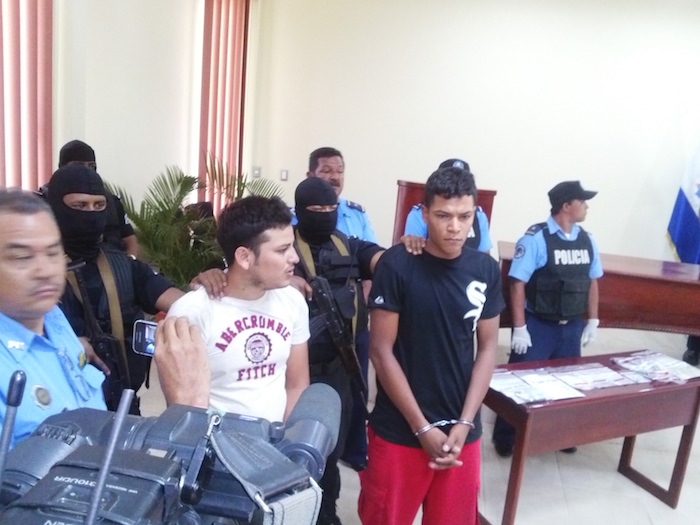 Policía presenta a autores de asalto a comerciantes