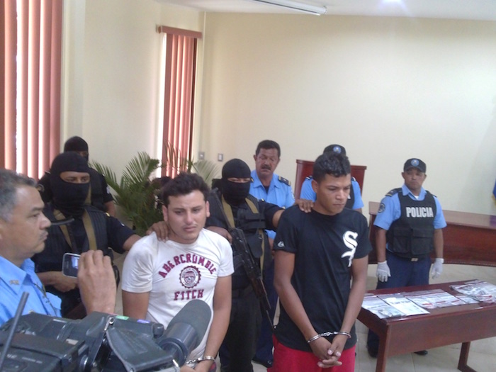 Policía presenta a autores de asalto a comerciantes