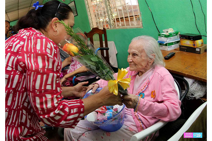 ALMA entrega donativo de alimentos a mujeres de Hogar Senil Bautista en Managua