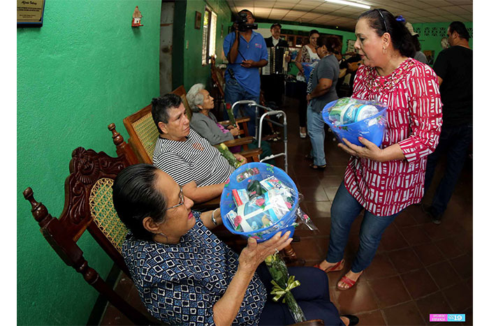 ALMA entrega donativo de alimentos a mujeres de Hogar Senil Bautista en Managua