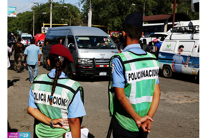 Agentes garantizan seguridad en paradas de buses de transporte local e interlocal