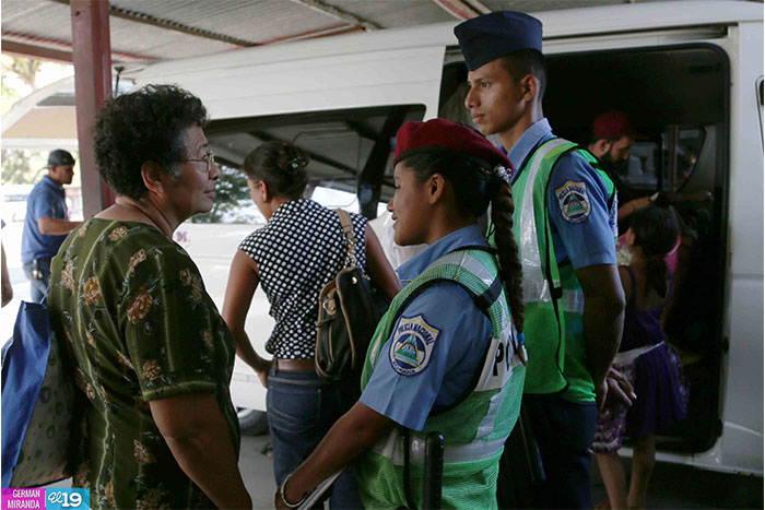 Agentes garantizan seguridad en paradas de buses de transporte local e interlocal