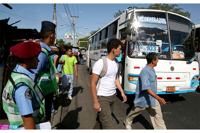 Agentes garantizan seguridad en paradas de buses de transporte local e interlocal