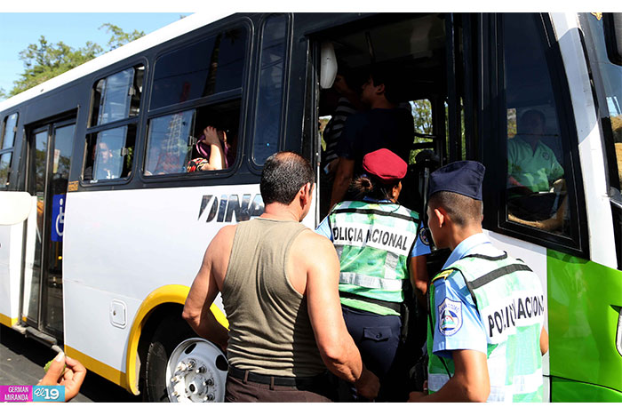 Agentes garantizan seguridad en paradas de buses de transporte local e interlocal