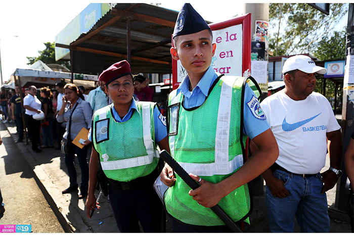 Agentes garantizan seguridad en paradas de buses de transporte local e interlocal