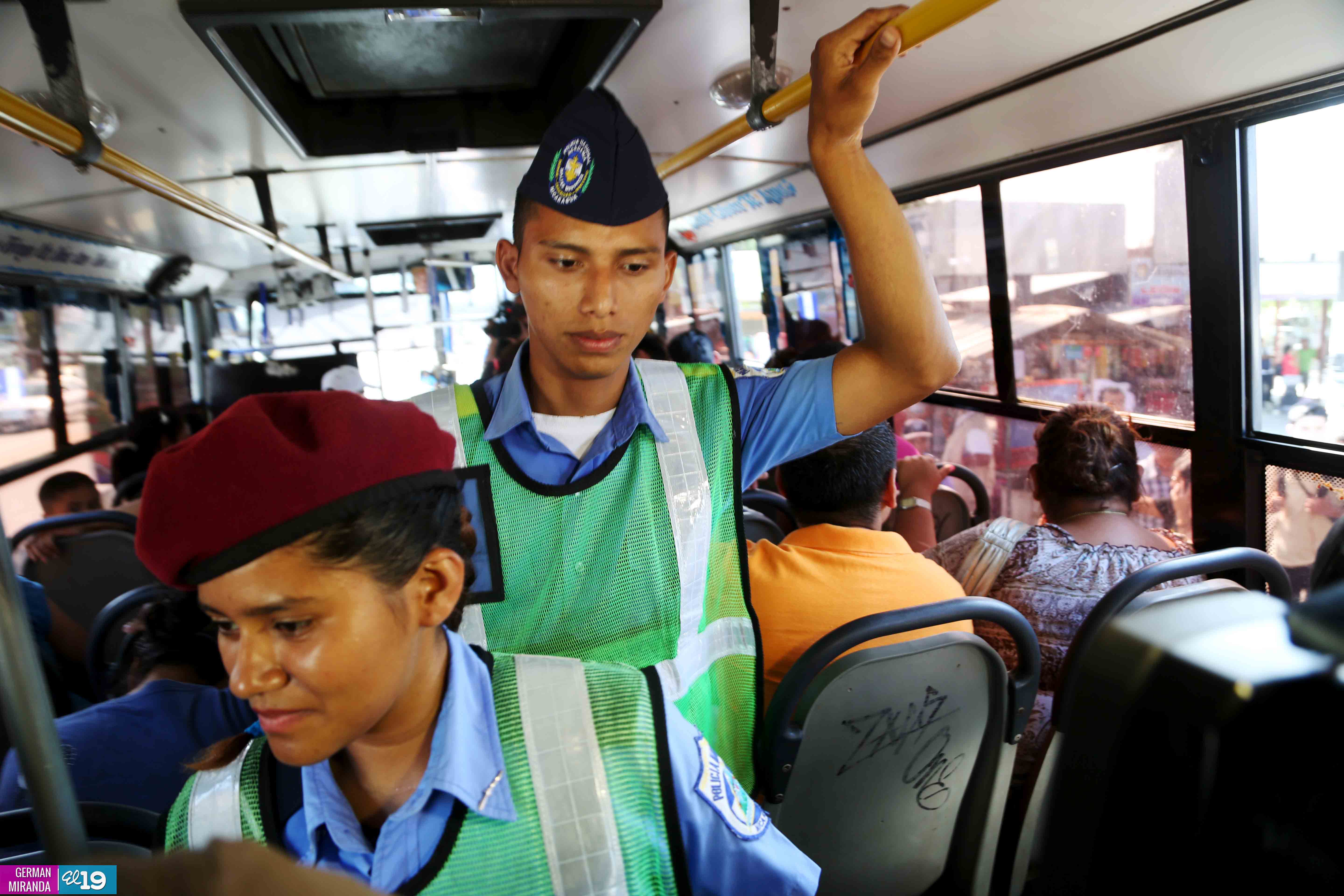 Agentes garantizan seguridad en paradas de buses de transporte local e interlocal
