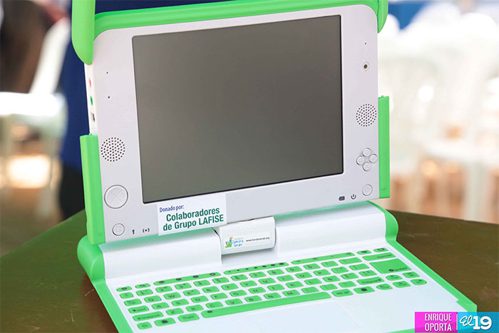 Estudiantes de primaria reciben computadoras XO