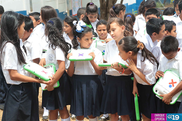 Estudiantes de primaria reciben computadoras XO