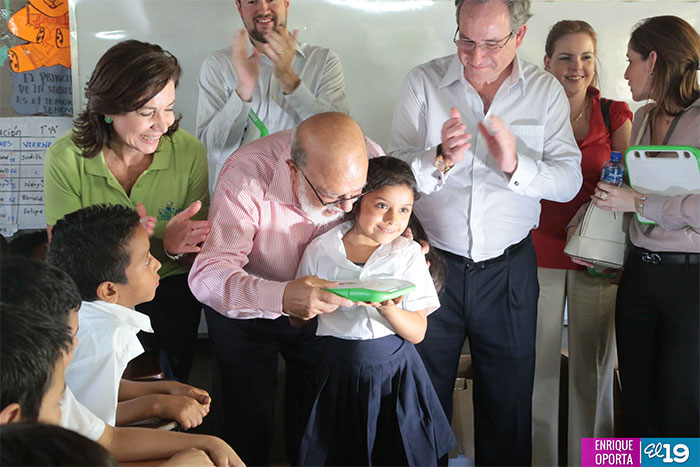 Estudiantes de primaria reciben computadoras XO