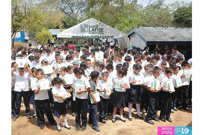 Estudiantes de primaria reciben computadoras XO