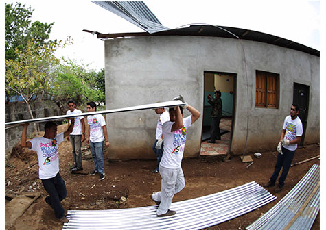 Promotoría Solidaria entrega Láminas de zinc a familias afectadas por el tornado en Mateare