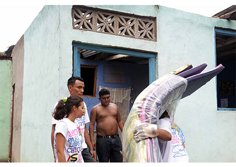 Promotoría Solidaria entrega Láminas de zinc a familias afectadas por el tornado en Mateare