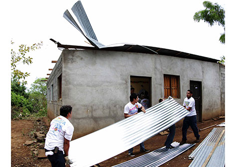 Promotoría Solidaria entrega Láminas de zinc a familias afectadas por el tornado en Mateare