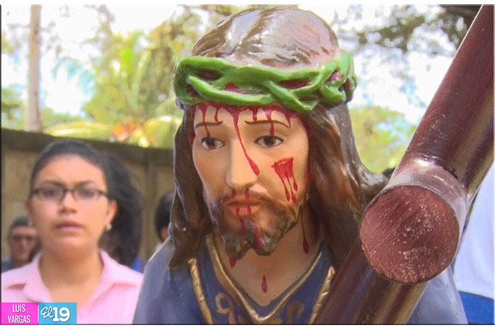 Realizan cuarto Vía Crucis de Cuaresma en Universidad Católica