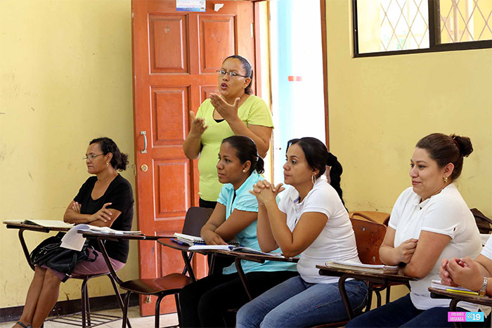 Imparten curso básico de lenguaje de señas y de intérpretes a docentes