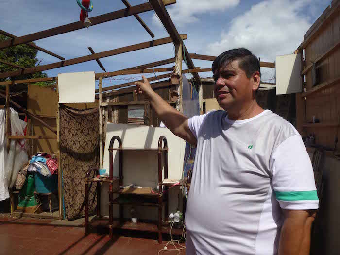Fuertes vientos hacen volar techos en barrio capitalino