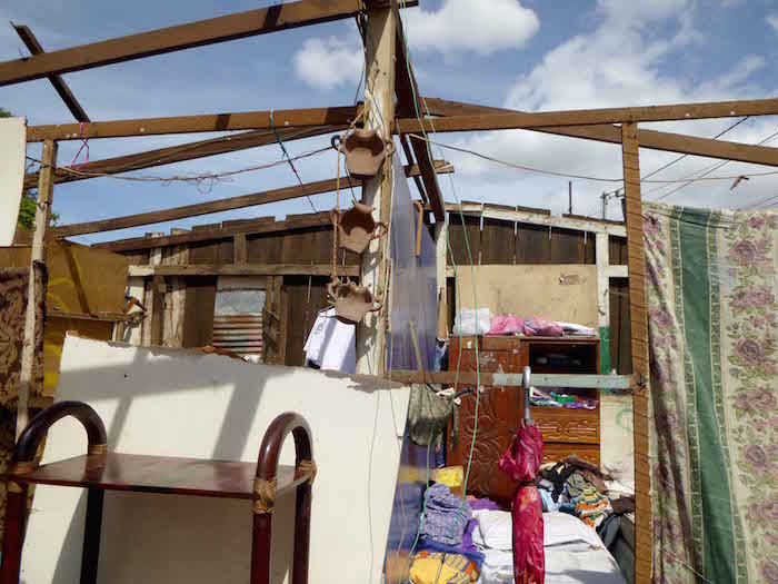 Fuertes vientos hacen volar techos en barrio capitalino