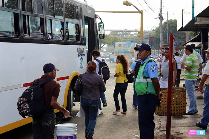 Policía Nacional brinda seguridad en las paradas de buses de la capital