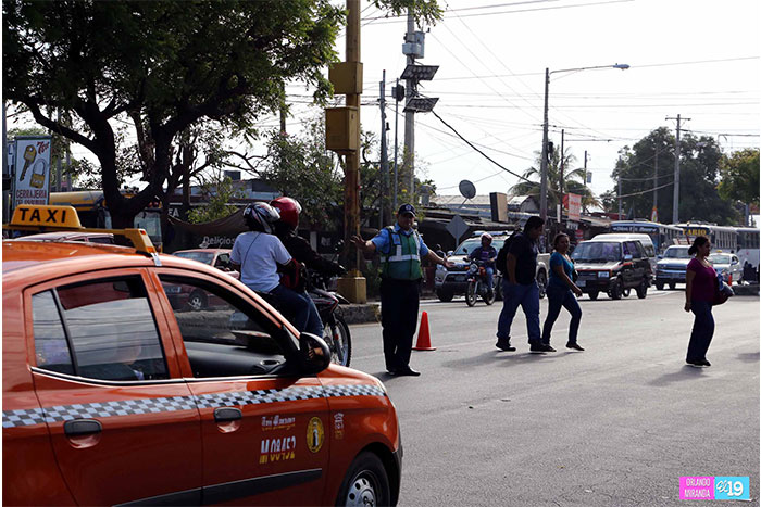 Policía Nacional brinda seguridad en las paradas de buses de la capital