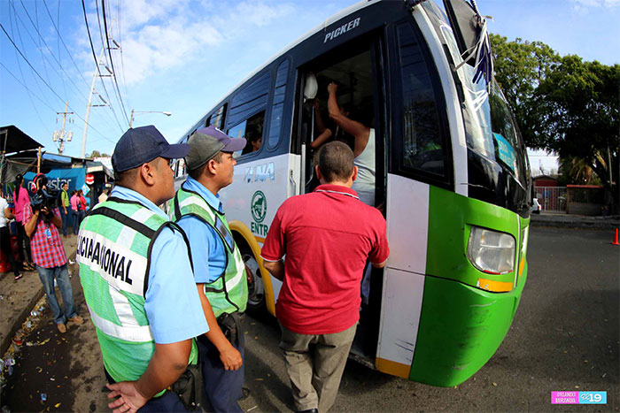 Policía Nacional brinda seguridad en las paradas de buses de la capital