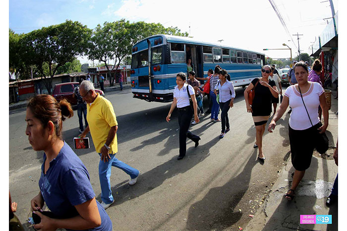 Policía Nacional brinda seguridad en las paradas de buses de la capital