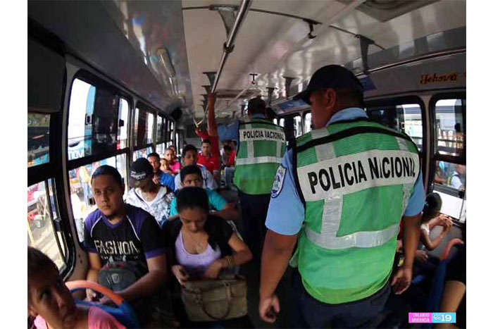 Policía Nacional brinda seguridad en las paradas de buses de la capital