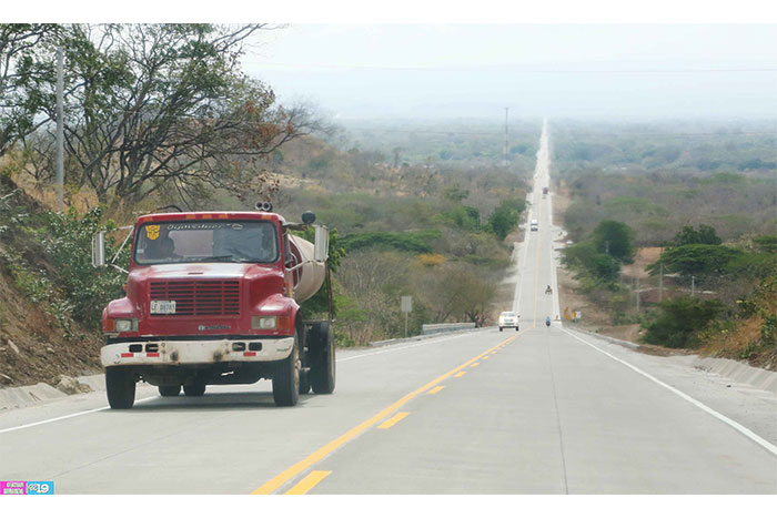 MTI y BCIE supervisan construcción de carretera vieja a León