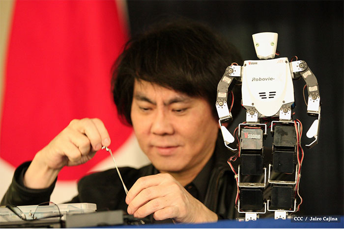 Científico japonés comparte su experiencia con estudiantes universitarios