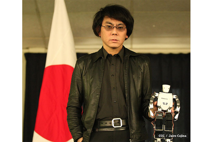 Científico japonés comparte su experiencia con estudiantes universitarios