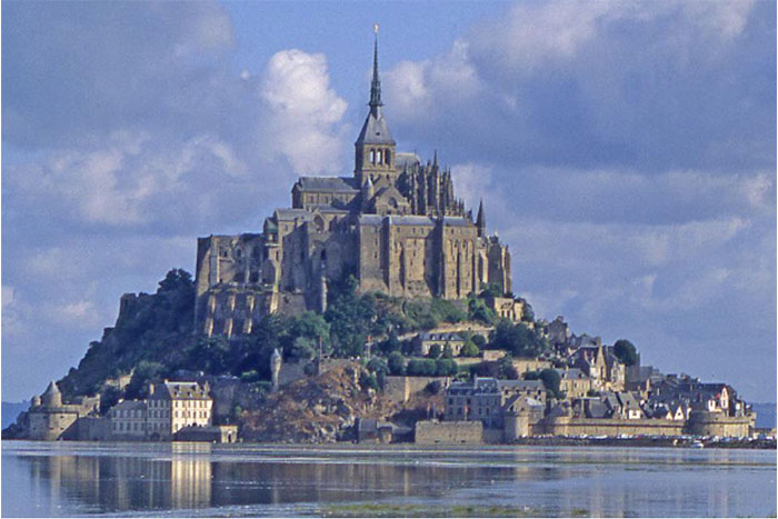 Miles de curiosos en las costas francesas por la "marea del siglo"