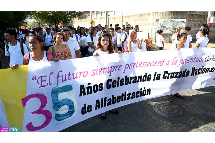 Estudiantes celebran 35 aniversario de la CNA