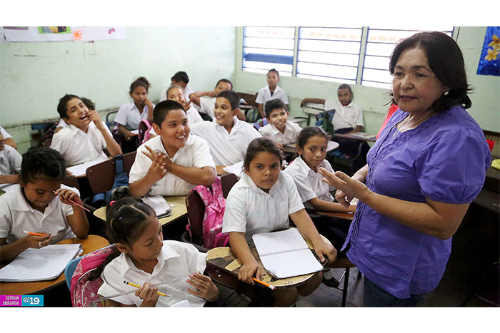 Autoridades verifican cumplimiento de políticas educativas en centros de estudio