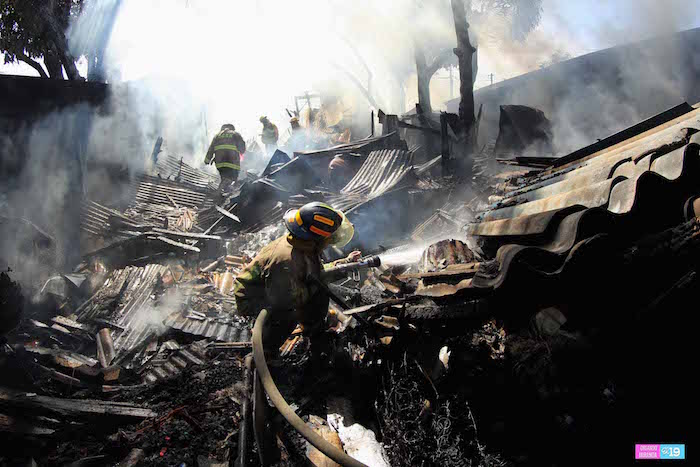 Incendio reduce a cenizas vivienda de la 14 de septiembre
