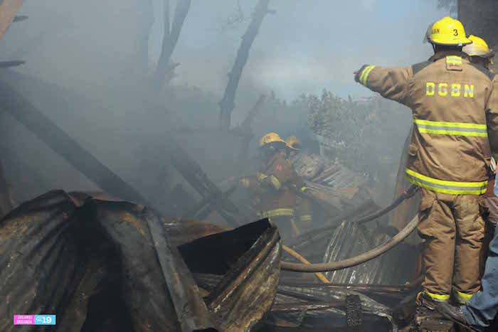 Incendio reduce a cenizas vivienda de la 14 de septiembre