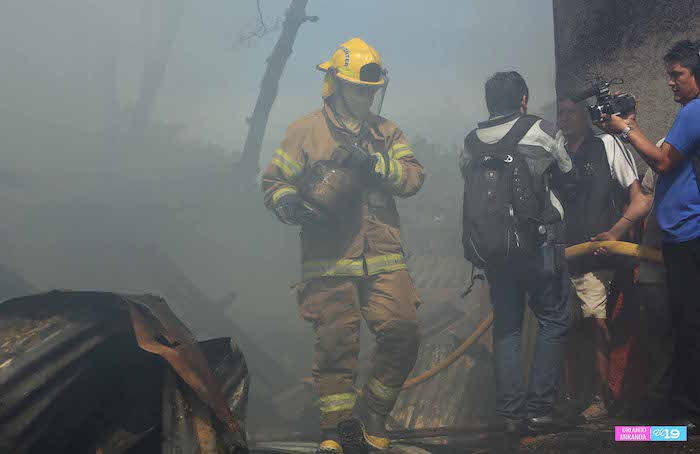 Incendio reduce a cenizas vivienda de la 14 de septiembre
