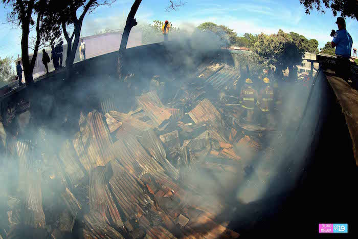 Incendio reduce a cenizas vivienda de la 14 de septiembre