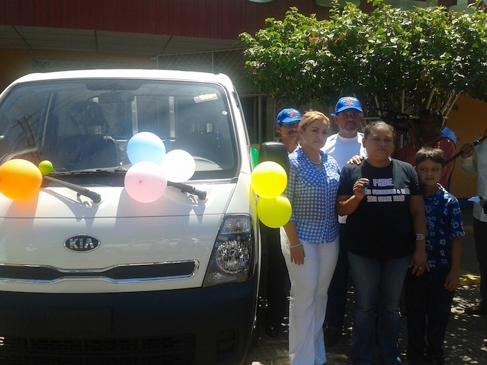 Lotería Nacional entrega el quinto camioncito