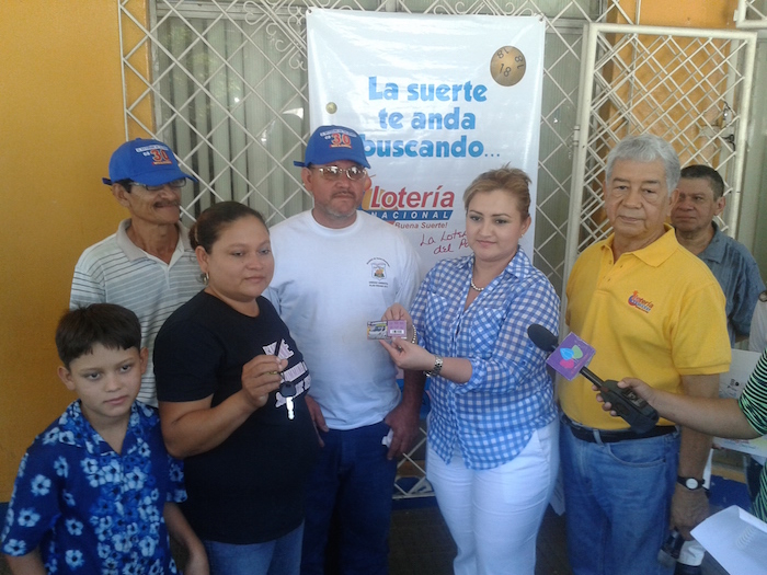 Lotería Nacional entrega el quinto camioncito